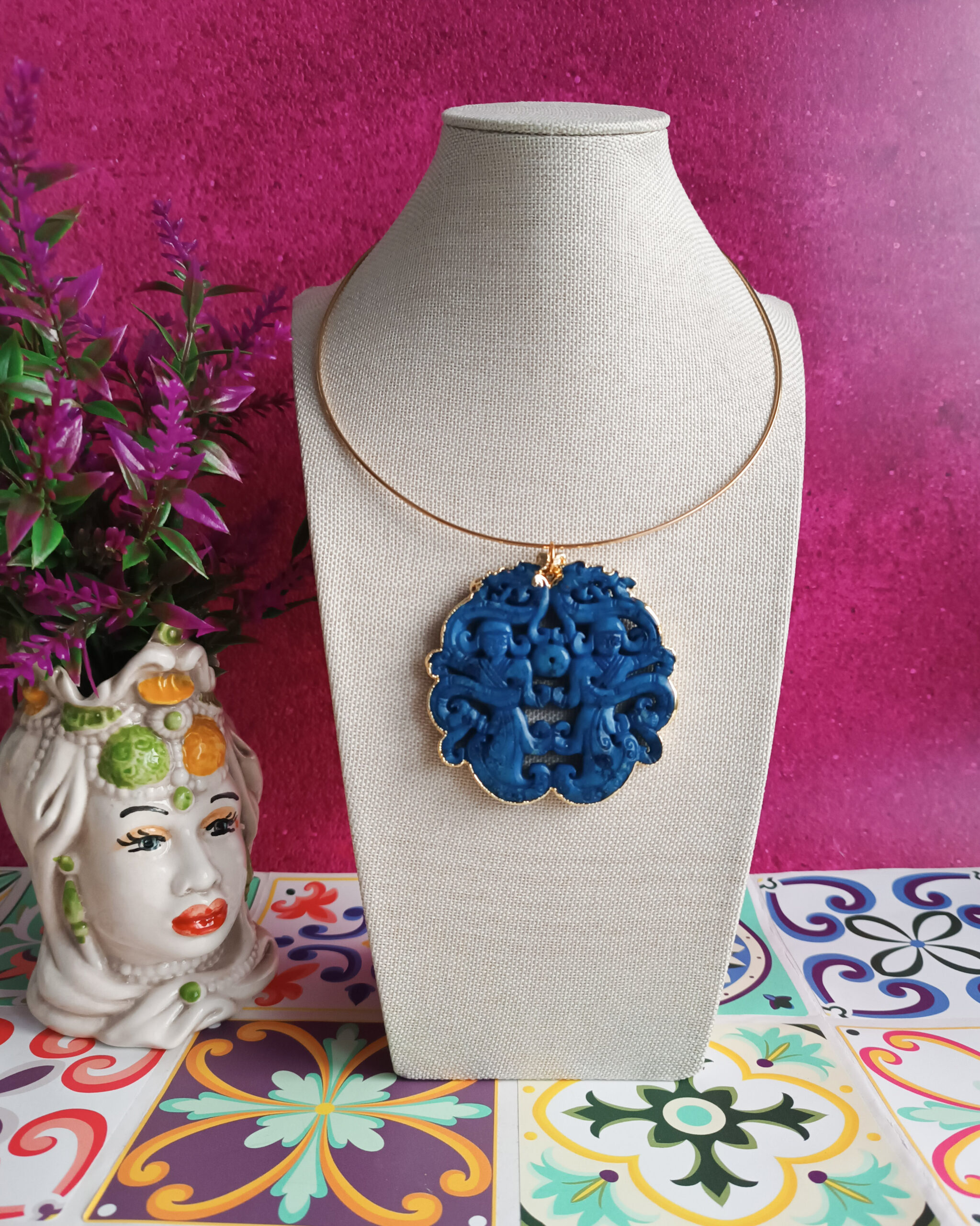 Collana girocollo rigido con ciondolo giada blu Collana girocollo rigido con ciondolo giada blu