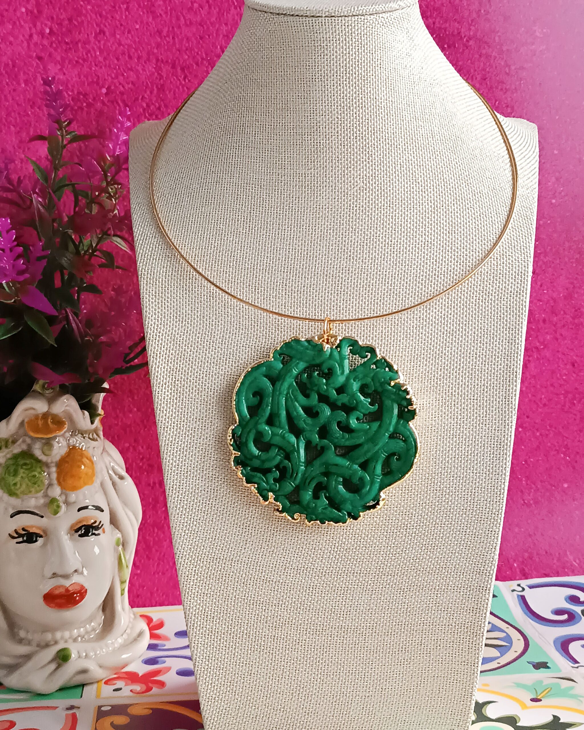 Collana girocollo rigido con ciondolo giada verde 1