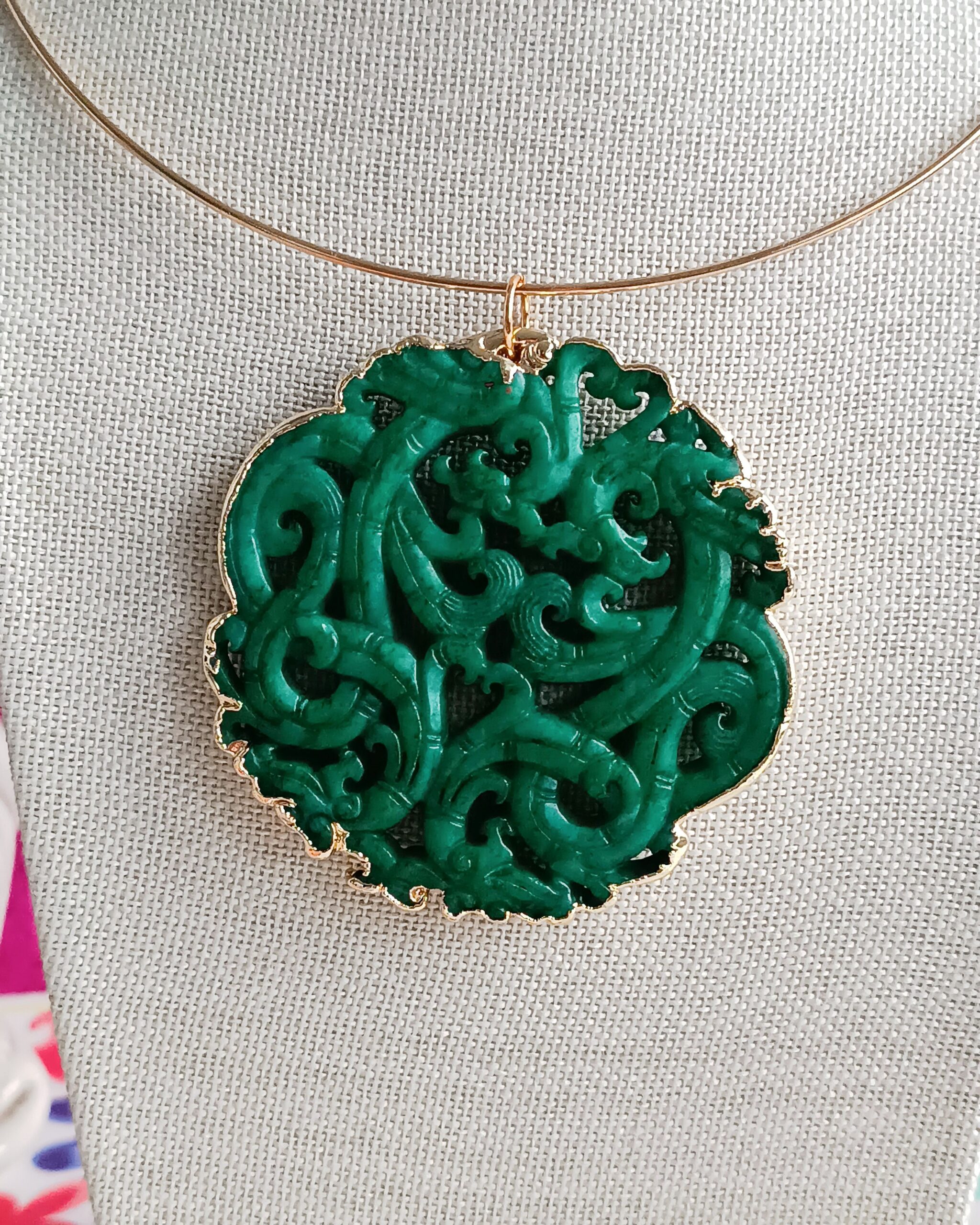 Collana girocollo rigido con ciondolo giada verde 2