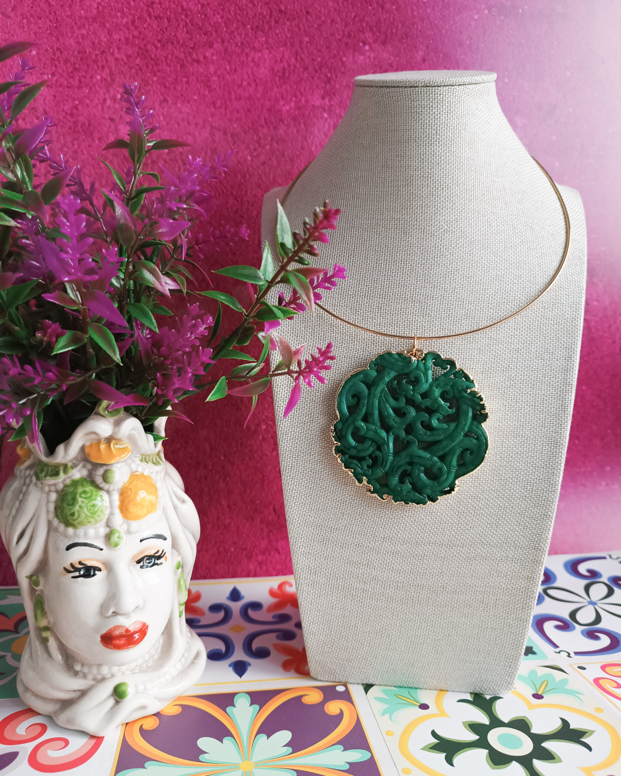 Collana girocollo rigido con ciondolo giada verde Collana girocollo rigido con ciondolo giada verde
