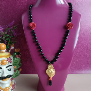 Collana in onice nero con rose rosse e cuore sacro