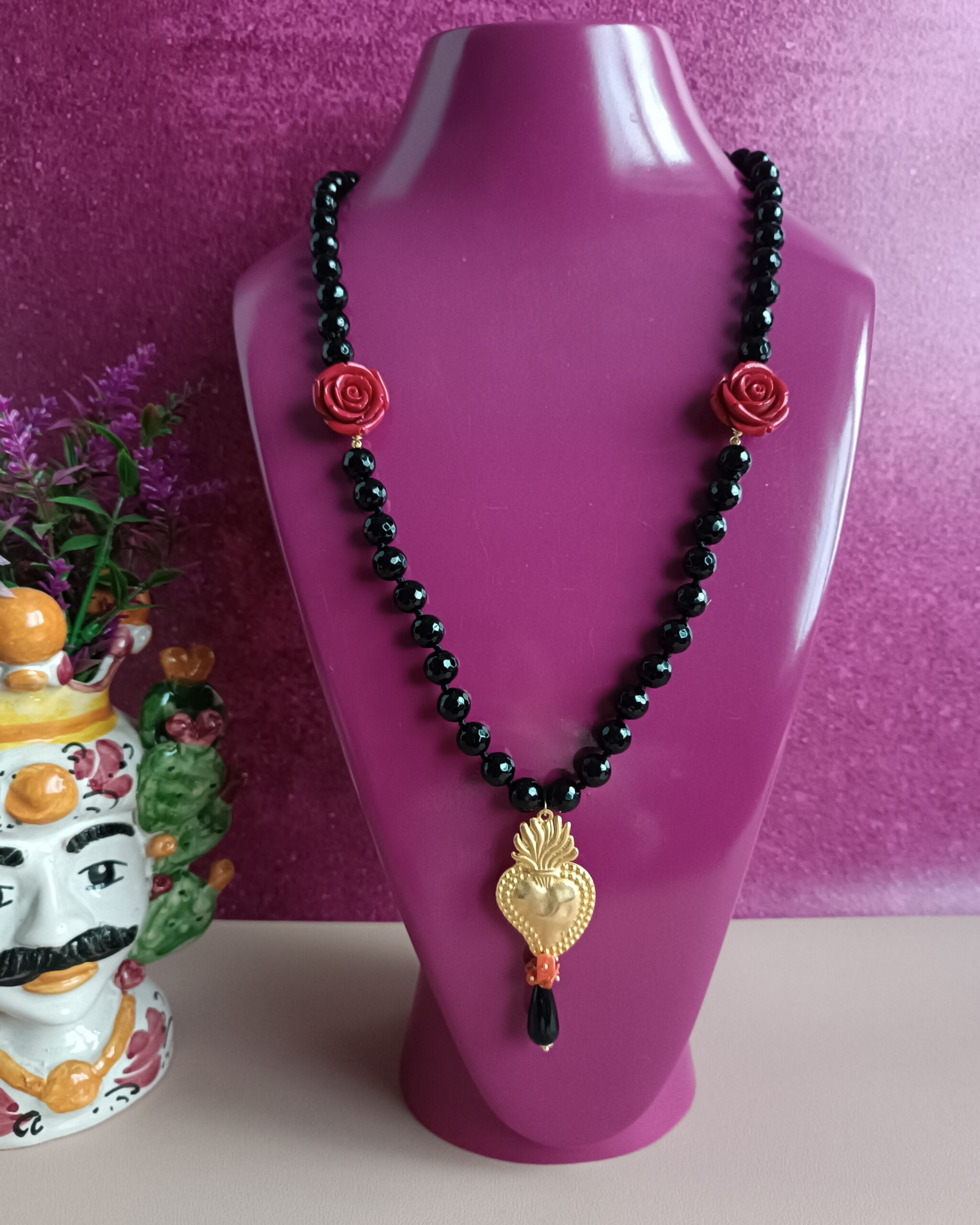 Collana in onice nero con rose rosse e cuore sacro Collana in onice nero con rose rosse e cuore sacro