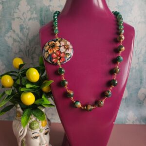 Collana lunga con agata fuoco agata del madagasscar verde e ceramica di caltagirone dipinta a mano