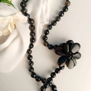 Collana lunga con pietre dure nere e fiore