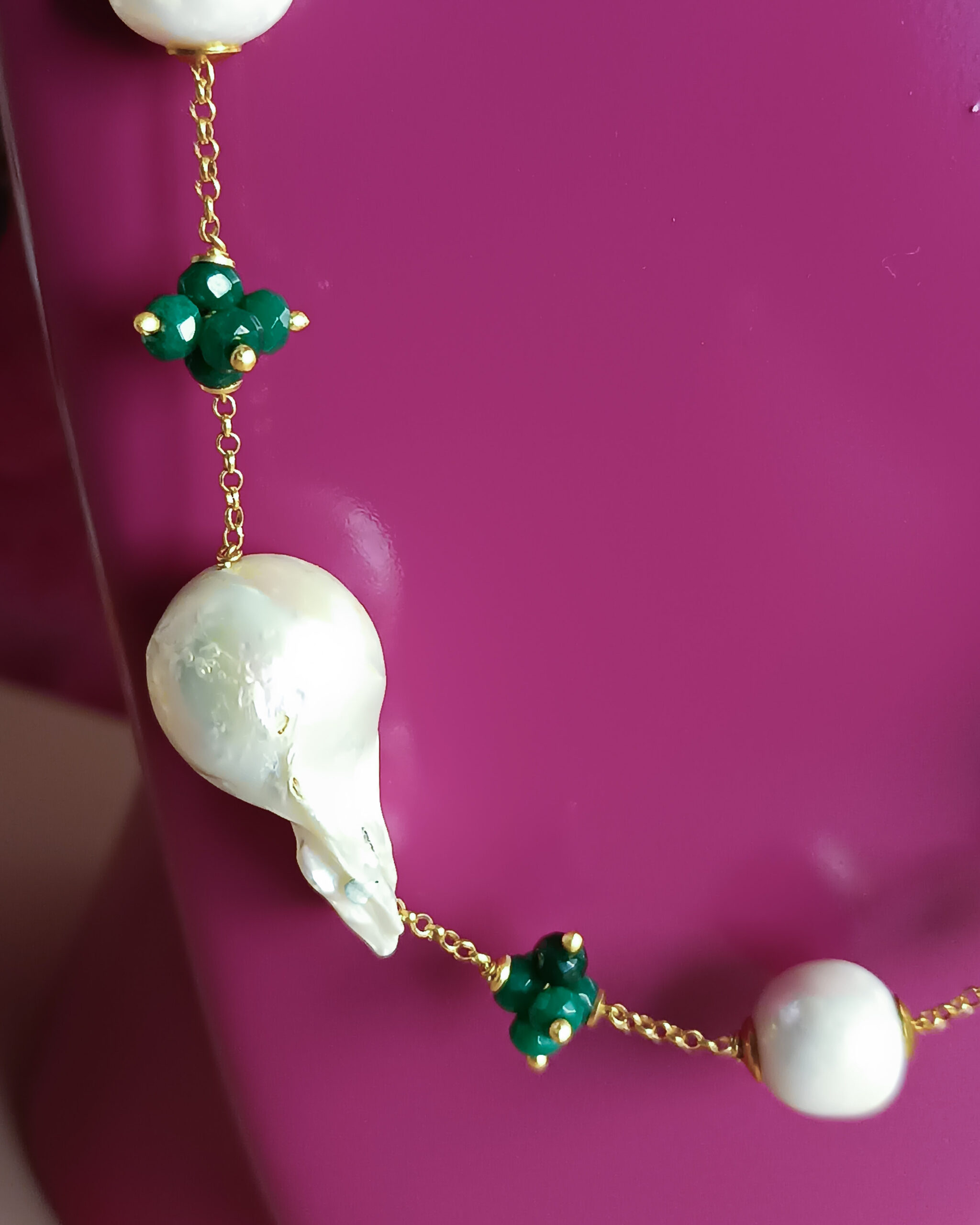 Collana lunga con pietre verdi e perle barocche 1