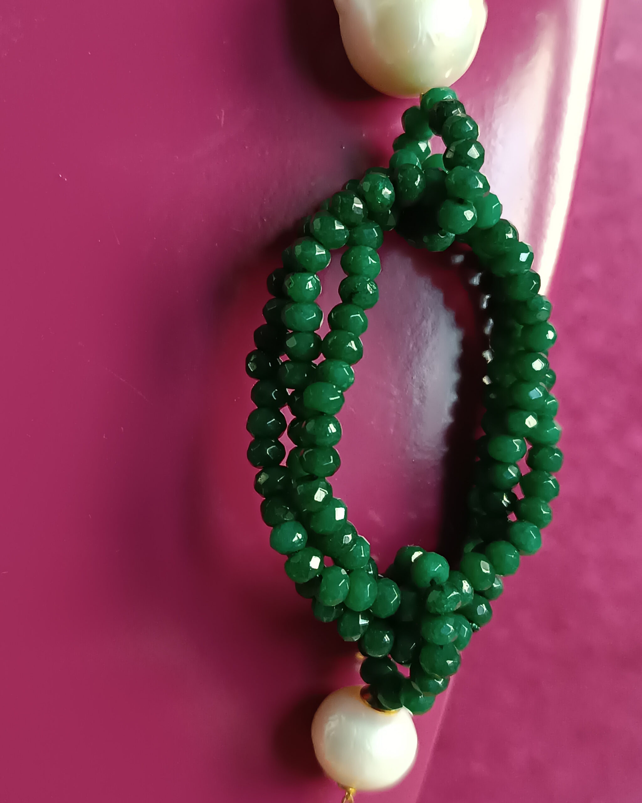 Collana lunga con pietre verdi e perle barocche 2