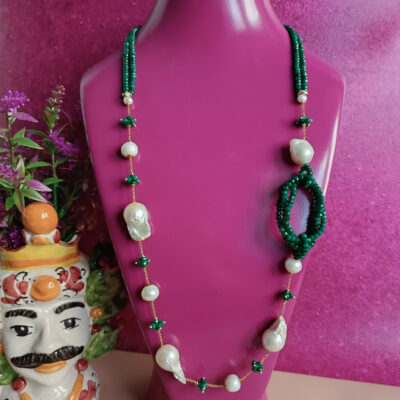 Collana lunga con pietre verdi e perle barocche 3