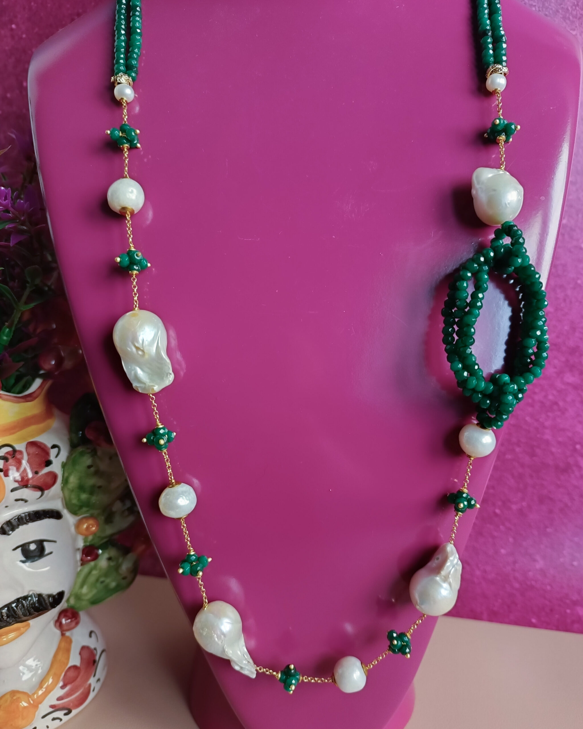 Collana lunga con pietre verdi e perle barocche 4