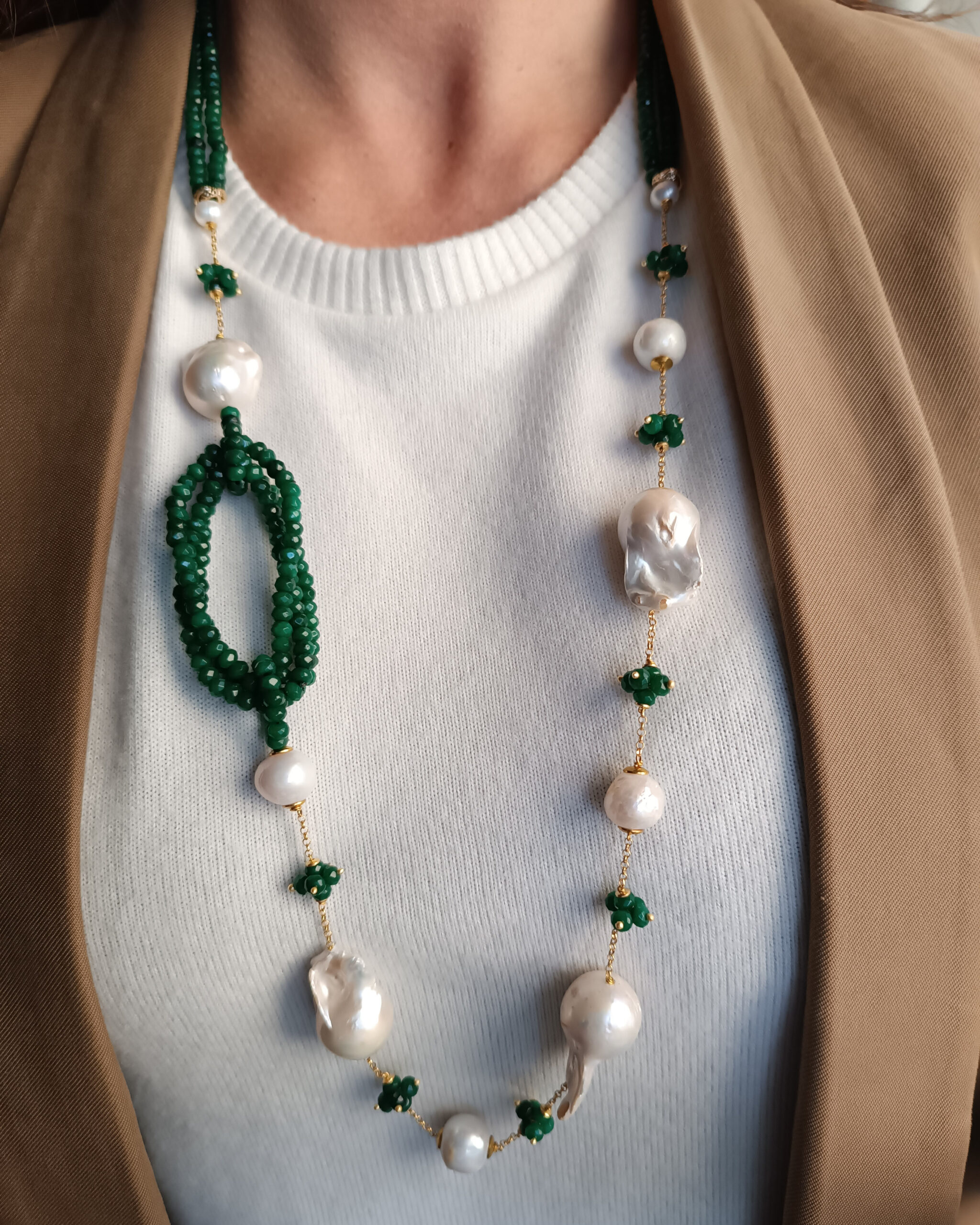 Collana lunga con pietre verdi e perle barocche