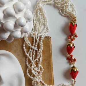 Collana multifilo di perle con fragole in ceramica di caltagirone