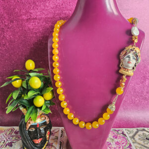 Collana siciliana con agata gialla e testa di donna in ceramica di caltagirone