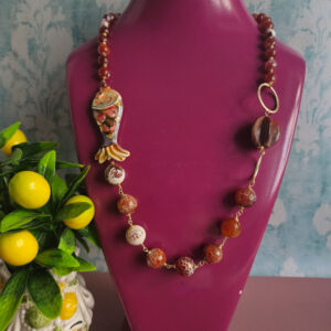 Collana siciliana in agata fuoco con pesciolino in ceramica di caltagirone
