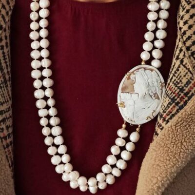 Double strand necklace with river pearls and shell cameo