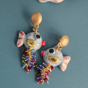 Orecchini Pendenti con Pesciolini in Ceramica di Caltagirone Dipinta a Mano e Cristalli Swarovski