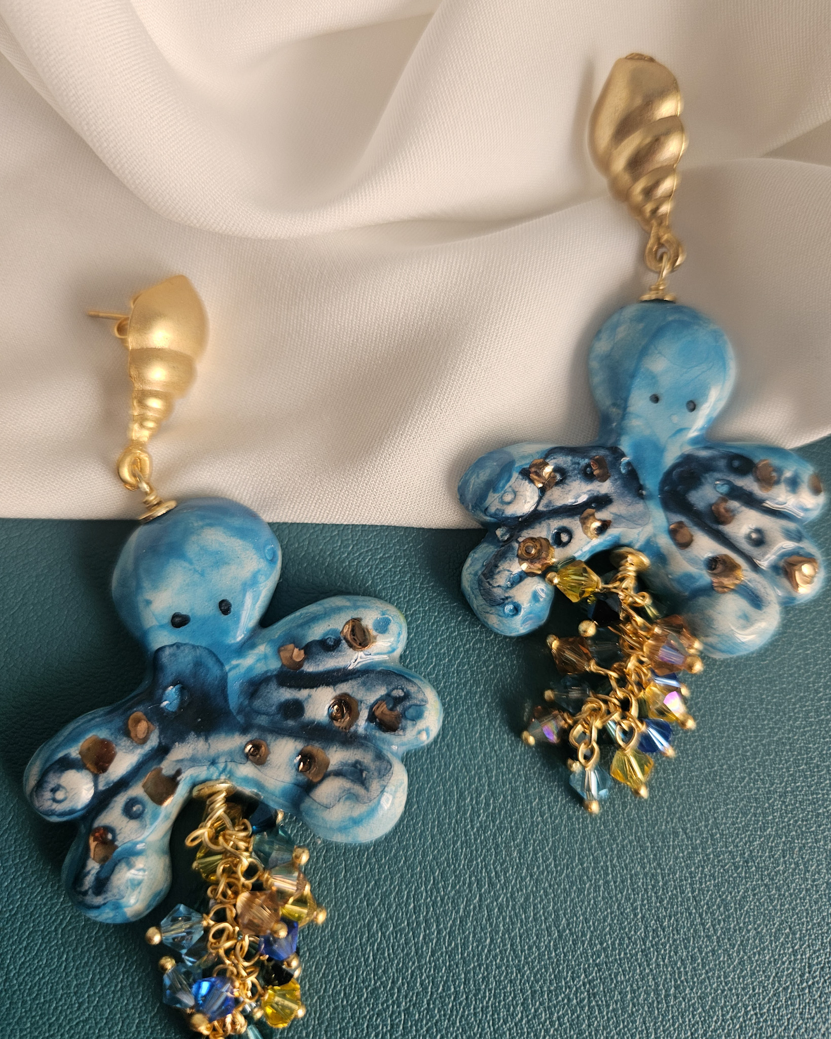 Orecchini Pendenti con Polipetti in Ceramica di Caltagirone Dipinta a Mano e Cristalli Swarovski 1