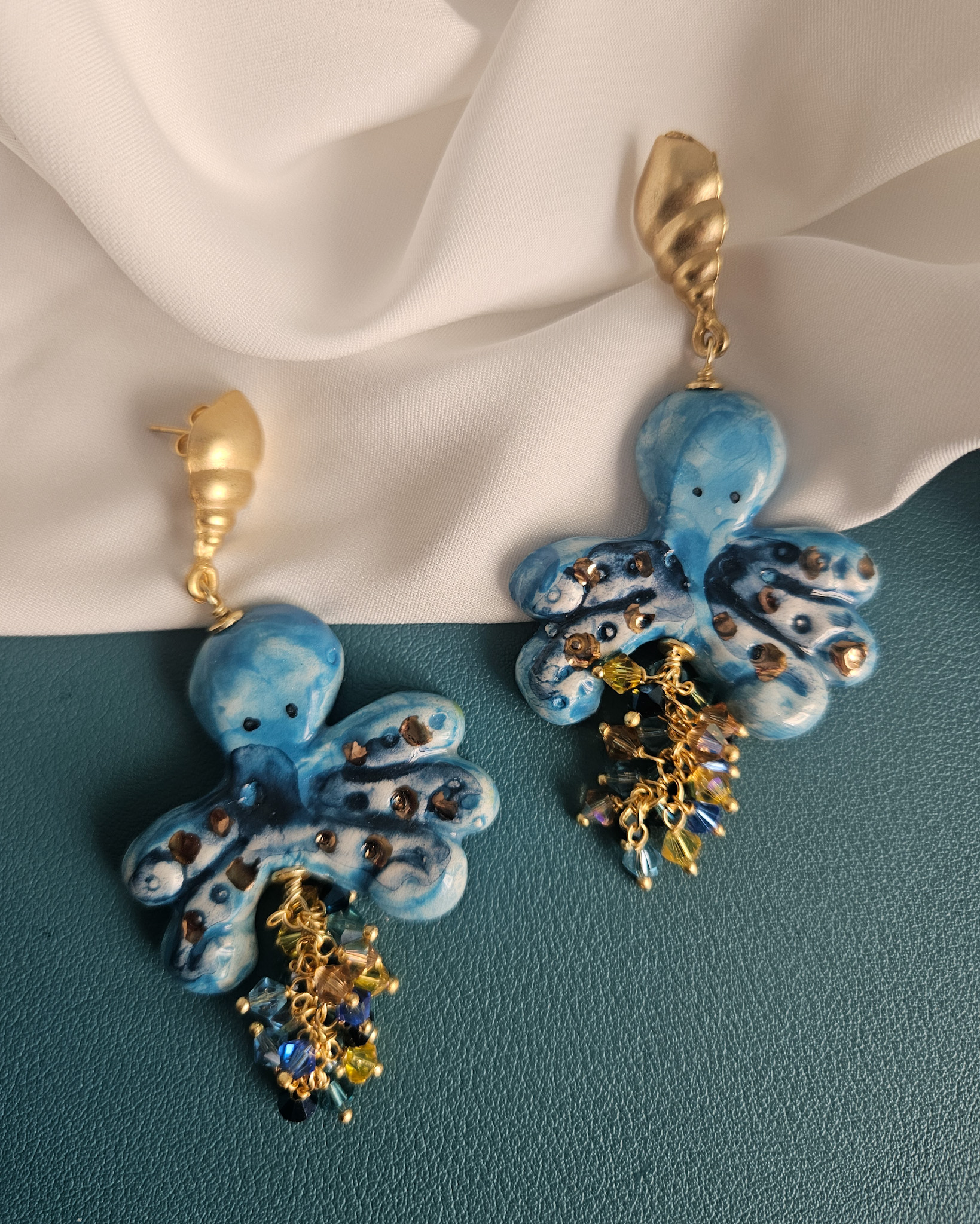 Orecchini Pendenti con Polipetti in Ceramica di Caltagirone Dipinta a Mano e Cristalli Swarovski Orecchini Pendenti con Polipetti in Ceramica di Caltagirone Dipinta a Mano e Cristalli Swarovski