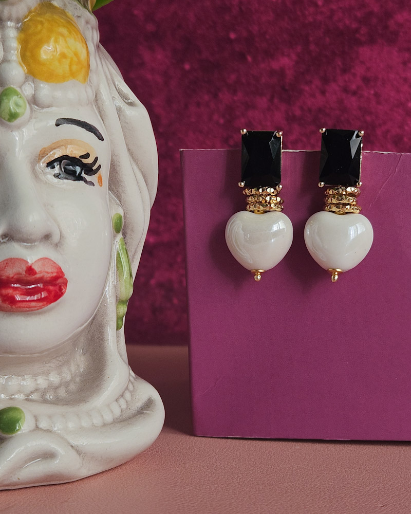 Orecchini SUGAR con cuori in ceramica bianca e cristalli neri 2