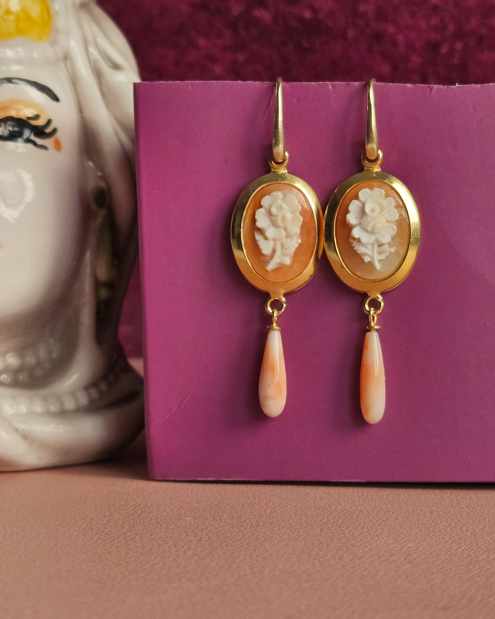 Orecchini a goccia con cammei floreali e gocce di corallo rosa pelle d'angelo 1