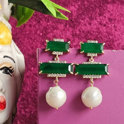 Orecchini a goccia con giada verde e perle barocche 2