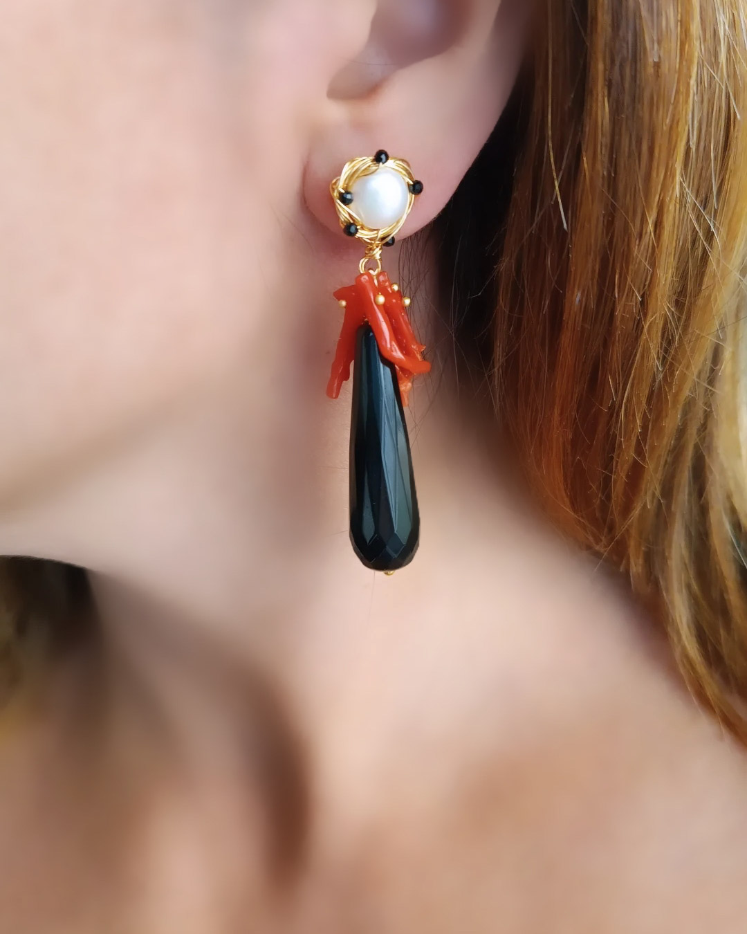 Orecchini a goccia con onice nero corallo rosso e perle di fiume