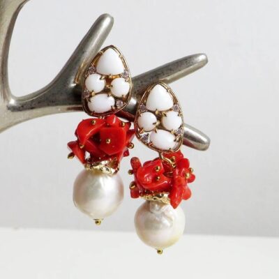 Orecchini a goccia con perle barocche e corallo rosso