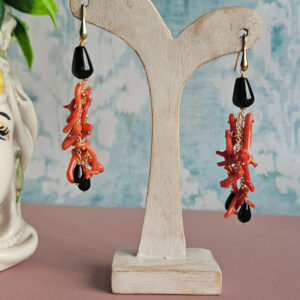 Orecchini a grappolo con corallo rosso e onice