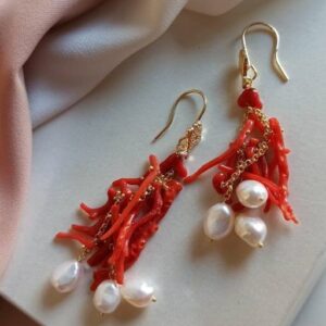 Orecchini a grappolo con corallo rosso e perle barocche_1