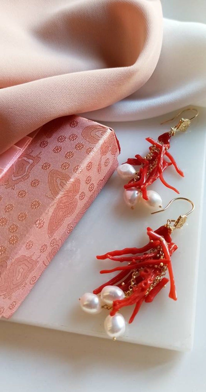 Orecchini a grappolo con corallo rosso e perle barocche_3