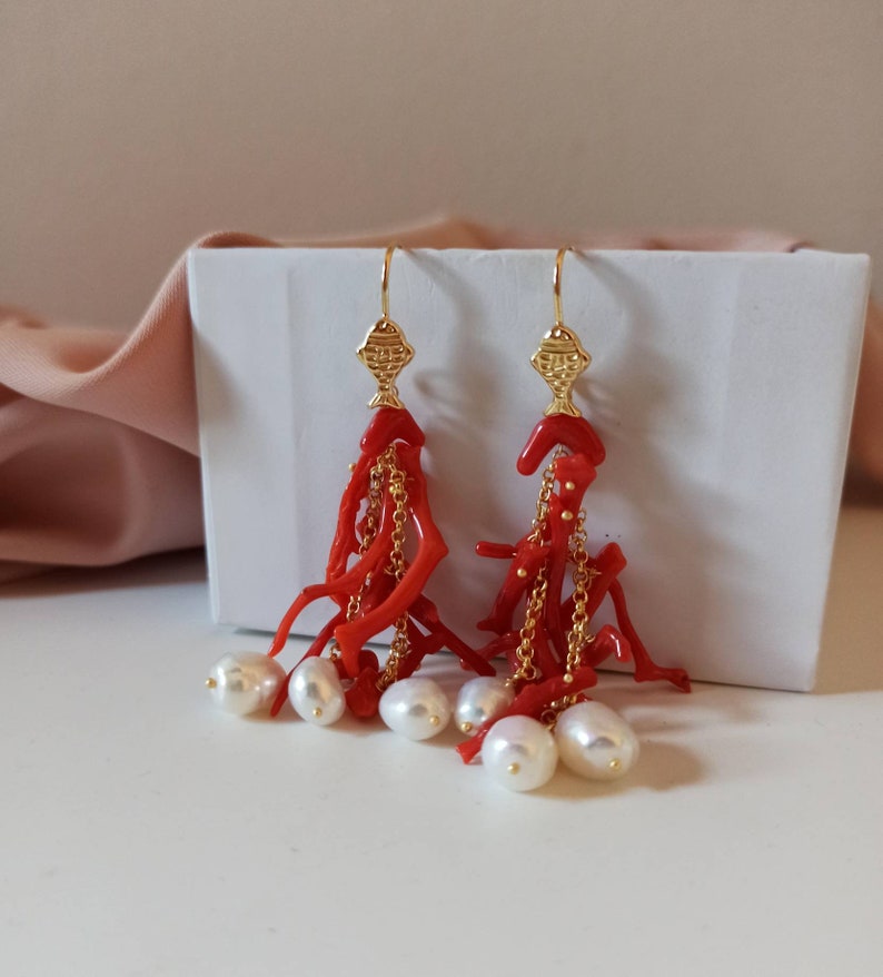 Orecchini a grappolo con corallo rosso e perle barocche_4