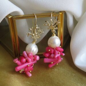 Orecchini a grappolo con perle e corallo rosa