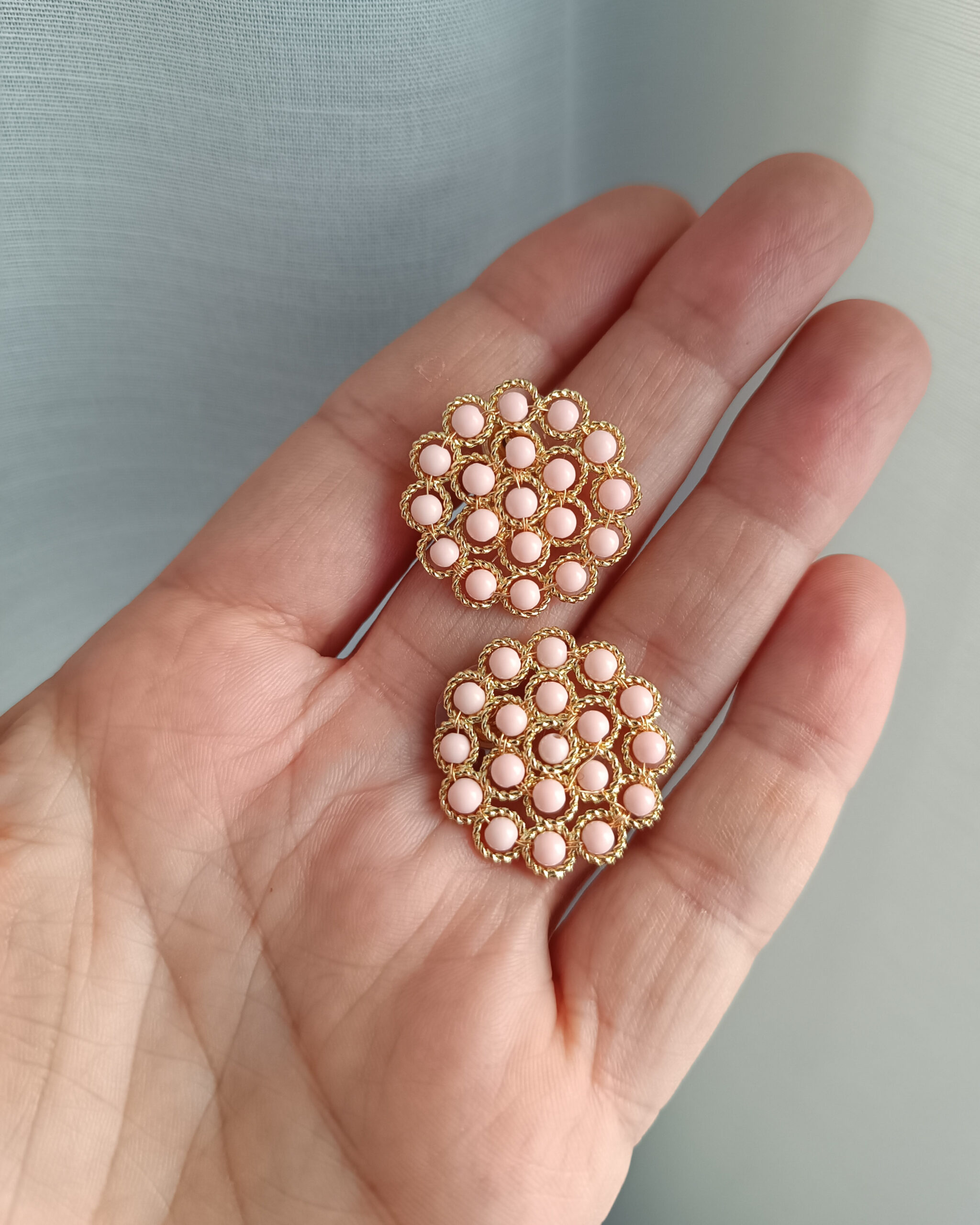Orecchini al lobo con corallo rosa 1