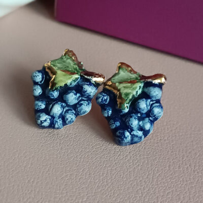 Orecchini al lobo con uva in ceramica di caltagirone dipinta a mano 4