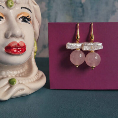 Orecchini Pendenti con Quarzo Rosa e Scaglie di Perle