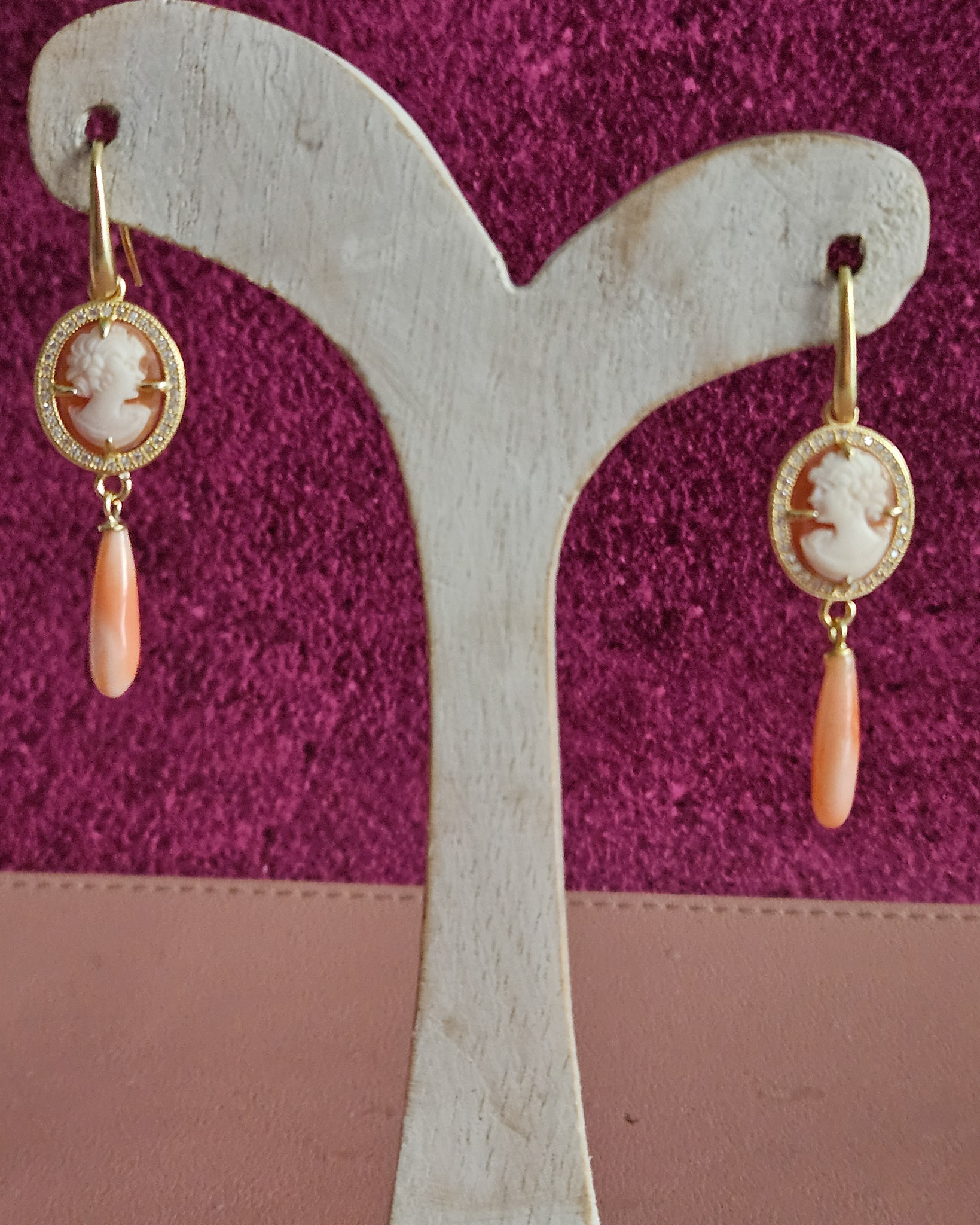 Orecchini con cammei e corallo rosa pelle d'angelo 1