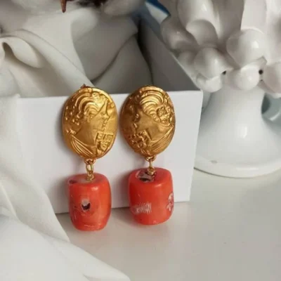Orecchini con corallo bamboo grezzo e cammei