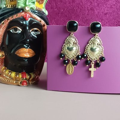 Orecchini con cuori sacri oro e onice nero 2