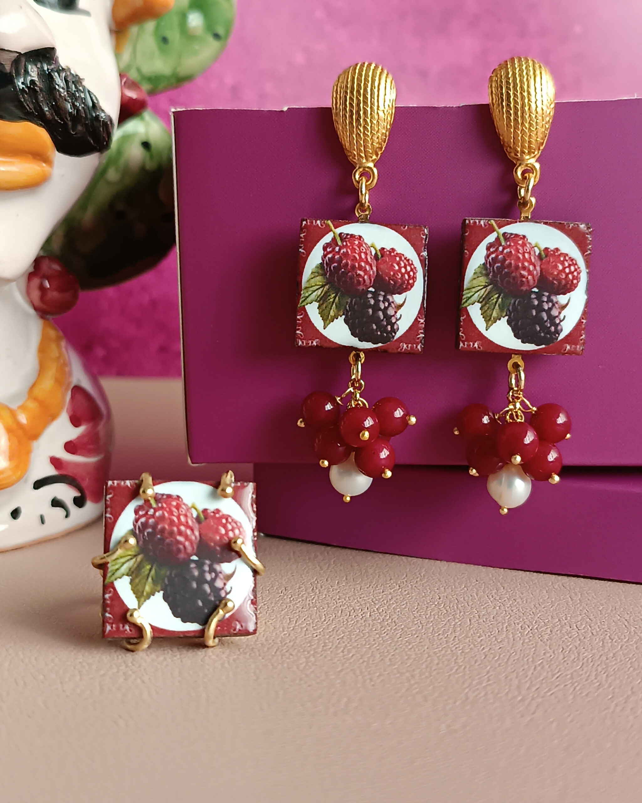 Orecchini con mattonelle frutta in ceramica di caltagirone e grappolo di pietre bordeaux 1