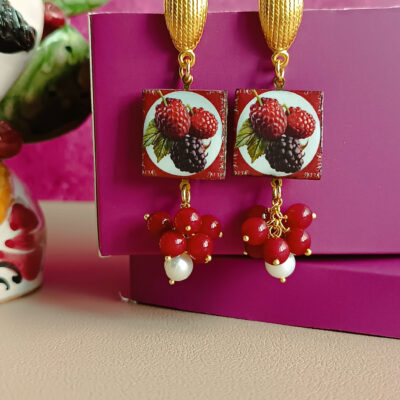 Orecchini con mattonelle frutta in ceramica di caltagirone e grappolo di pietre bordeaux 2