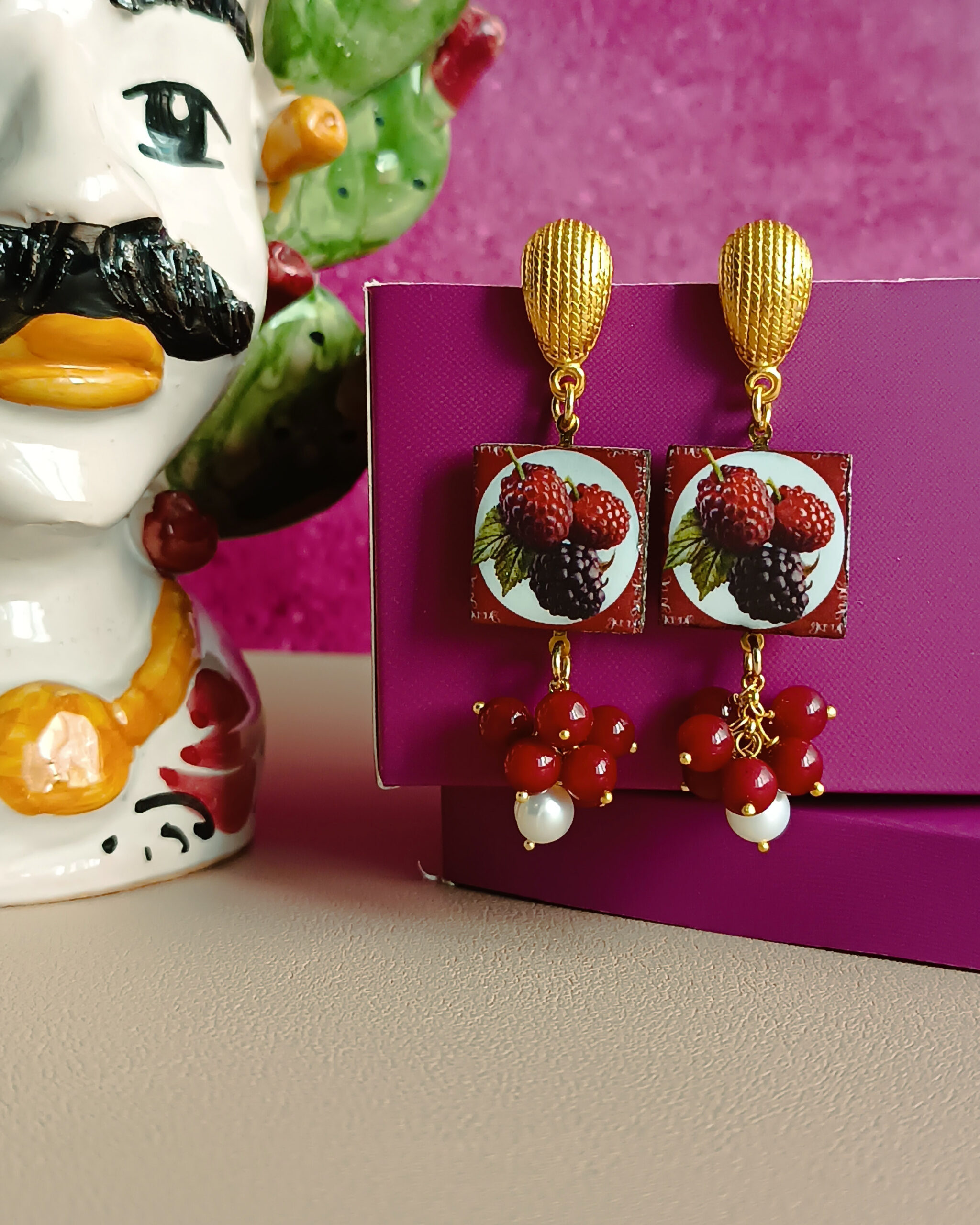 Orecchini con mattonelle frutta in ceramica di caltagirone e grappolo di pietre bordeaux 4