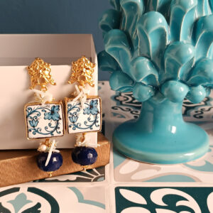 Orecchini con mattonelle in ceramica di caltagirone e pietre blu
