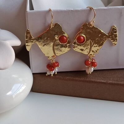 Orecchini con pesci dorati perle e corallo rosso