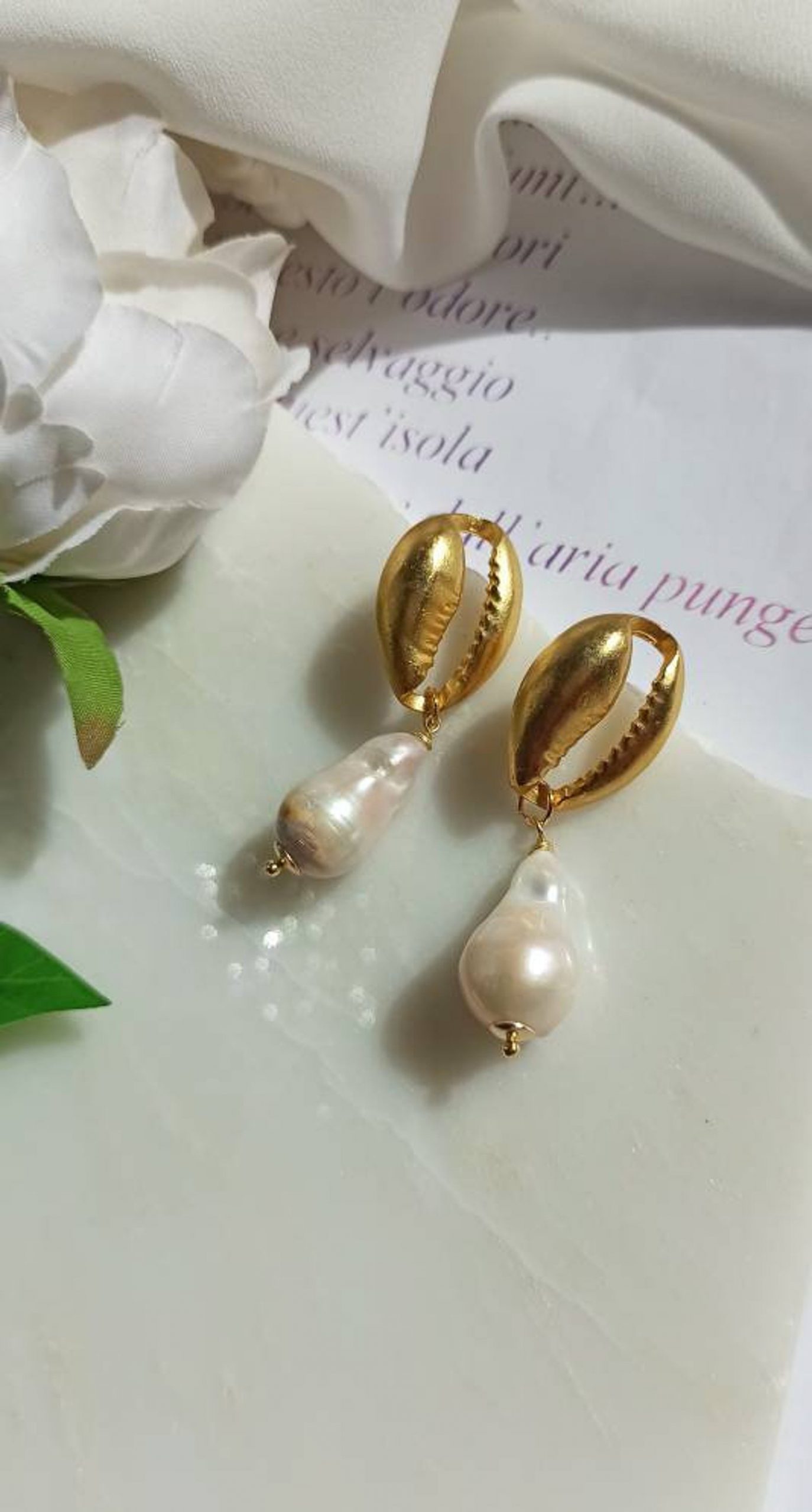Orecchini di Perle con Conchiglie Orecchini di Perle con Conchiglie