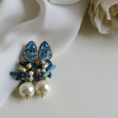 Orecchini di perle con corallo blu