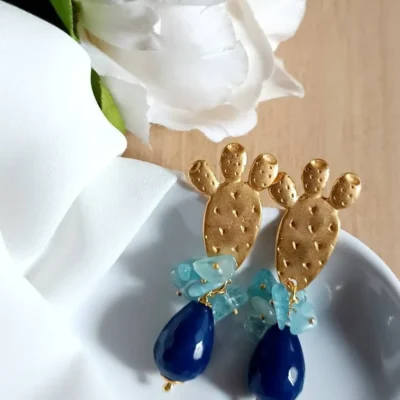 Orecchini goccia blu con fichi d'india