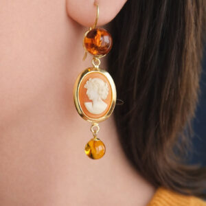 Orecchini in Argento 925 Placcato Oro con Ambra Cognac e Cammeo Scolpito dalla Conchiglia Corniola