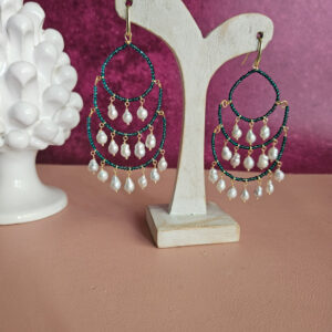 Orecchini maxi chandelier con cristalli blu e perle a goccia
