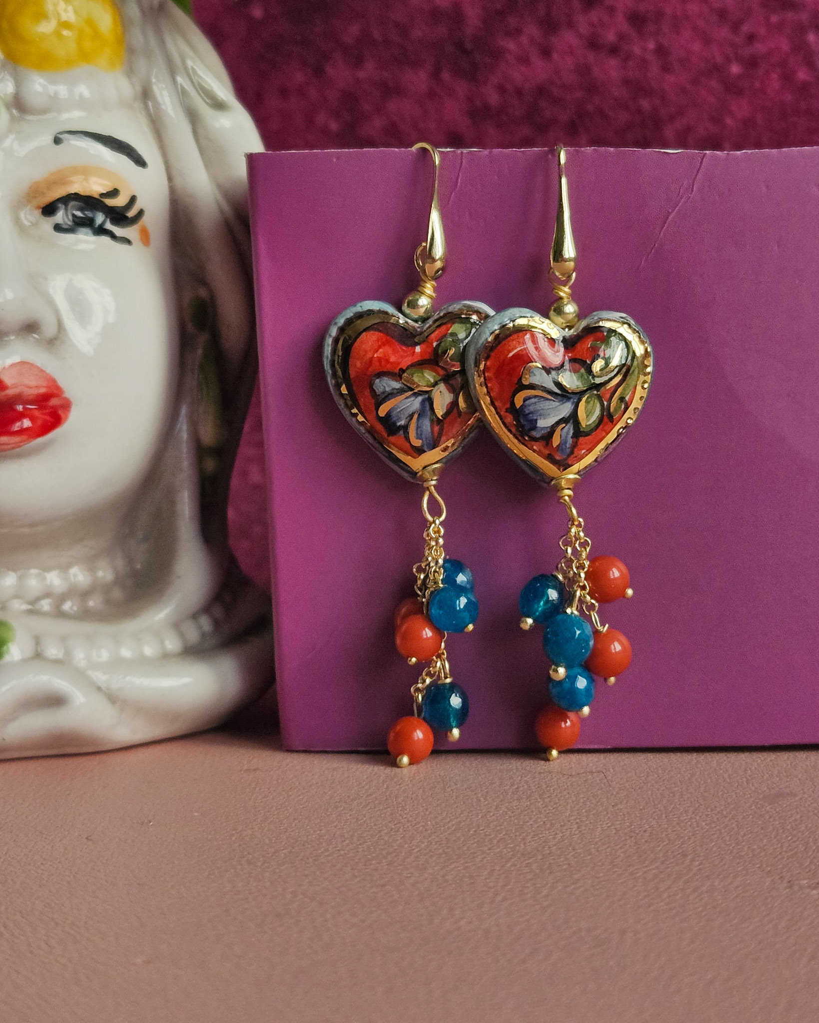 Orecchini pendenti con cuori in ceramica di caltagirone e agata 3