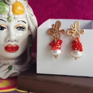 Orecchini pendenti con perle scaramazze corallo rosso e polipetti 1