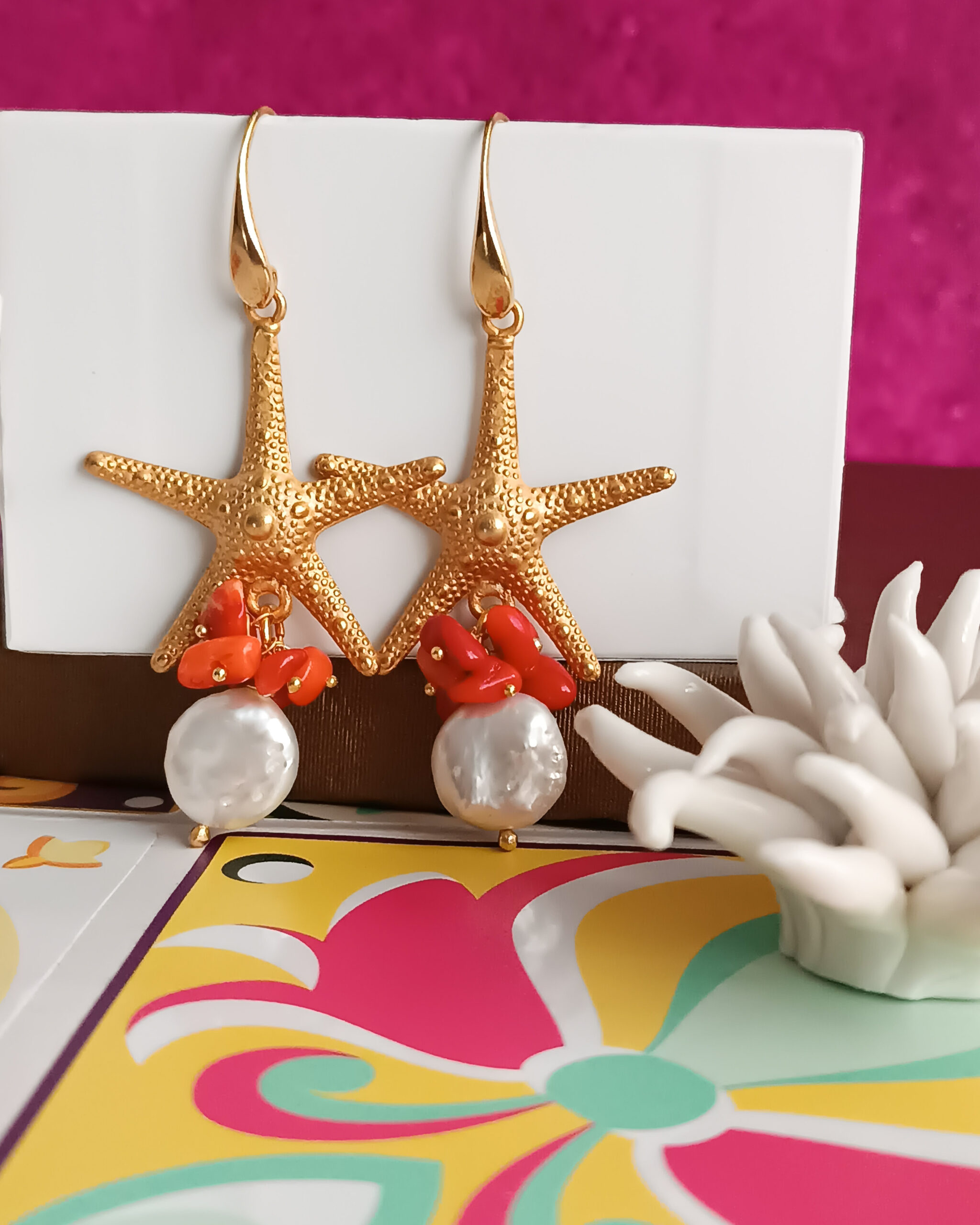 Orecchini pendenti con stelle marine e perle barocche 1 Orecchini pendenti con stelle marine e perle barocche 1