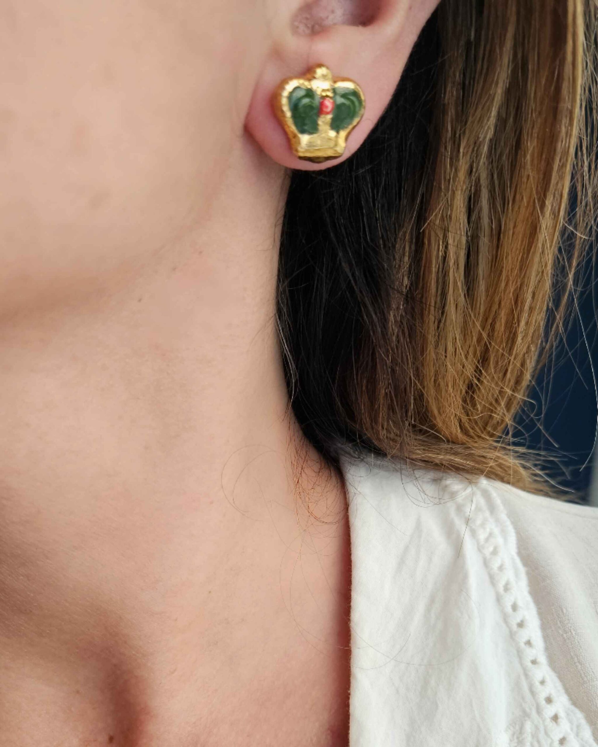 Orecchini siciliani al lobo con corone in ceramica di caltagirone 1